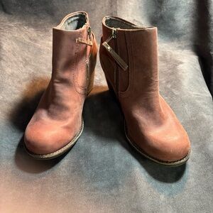 CATERPILLAR Sz 6.5 CAT Zipper Vlosure Stacked Heel Ankle Boots